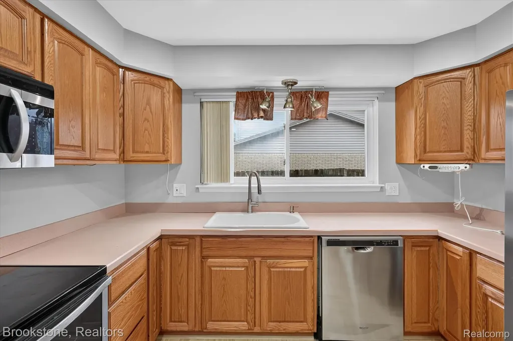 39795 Waldorf Drive Clinton Charter Township MI 48038