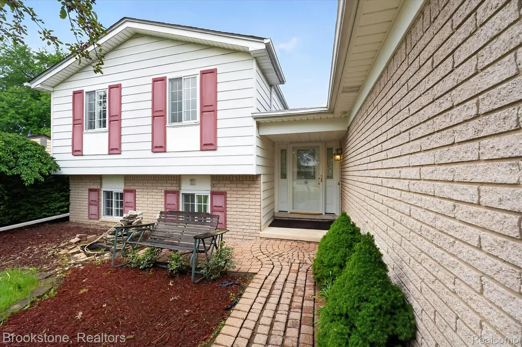 39795 Waldorf Drive Clinton Charter Township MI 48038