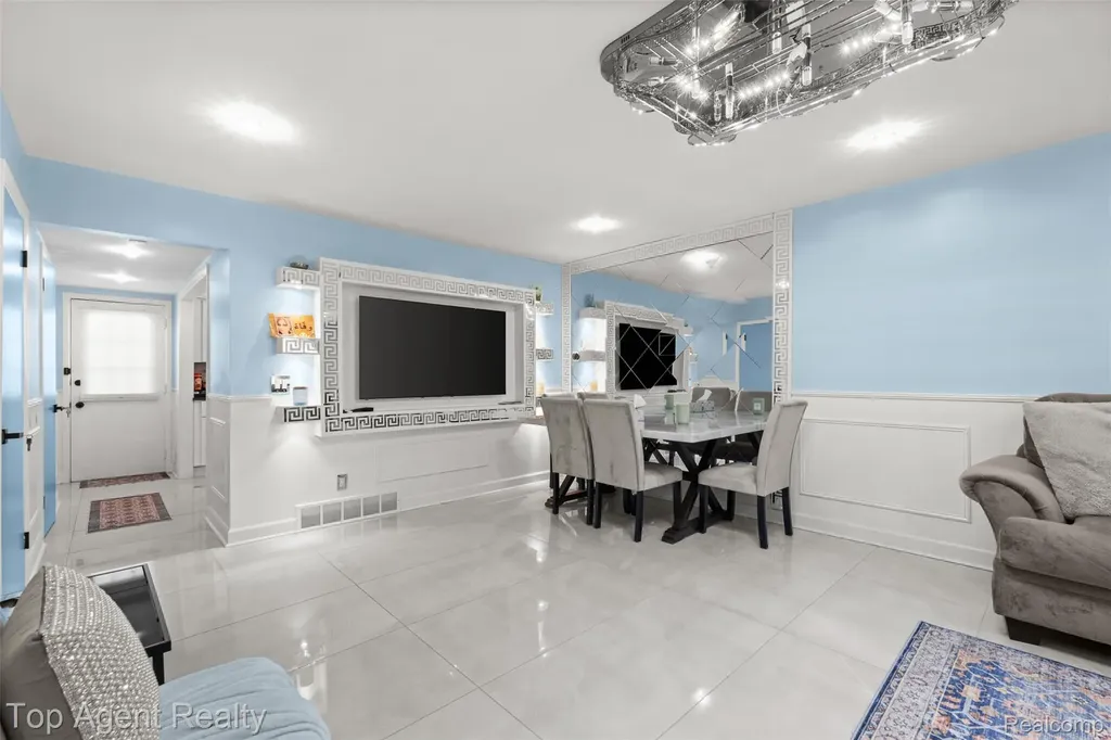 28264 Universal Drive Warren City MI 48092