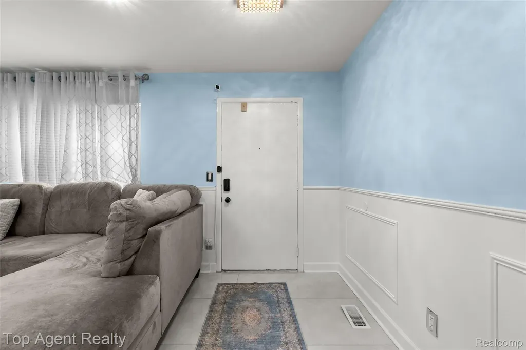 28264 Universal Drive Warren City MI 48092