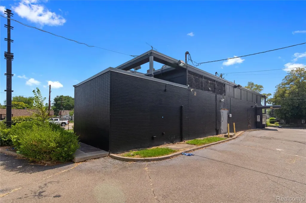 18901 Kelly Road Detroit City MI 48224
