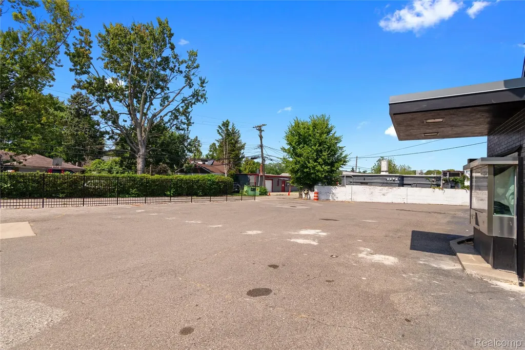 18901 Kelly Road Detroit City MI 48224