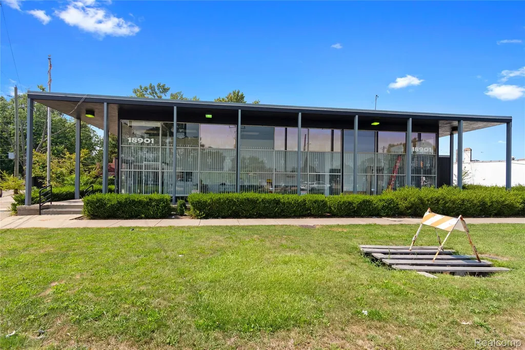 18901 Kelly Road Detroit City MI 48224