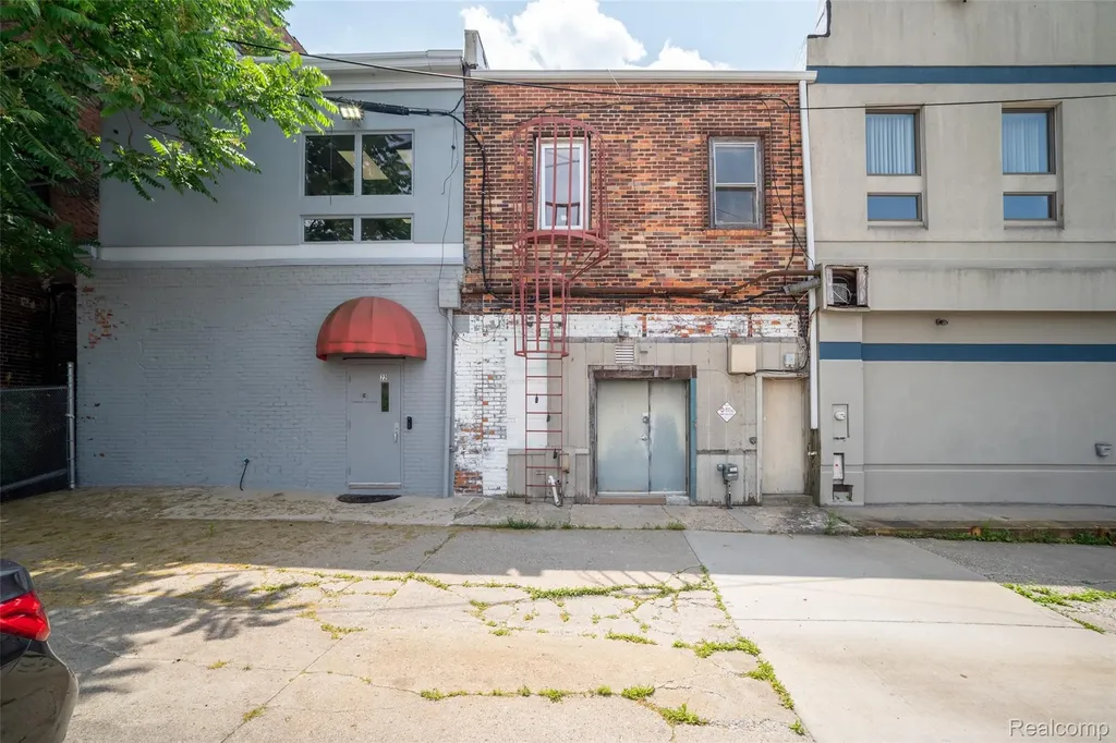 24 W Huron Street Pontiac City MI 48342