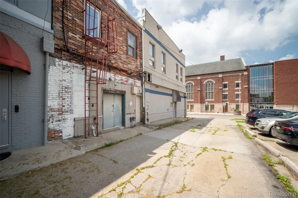24 W Huron Street Pontiac City MI 48342