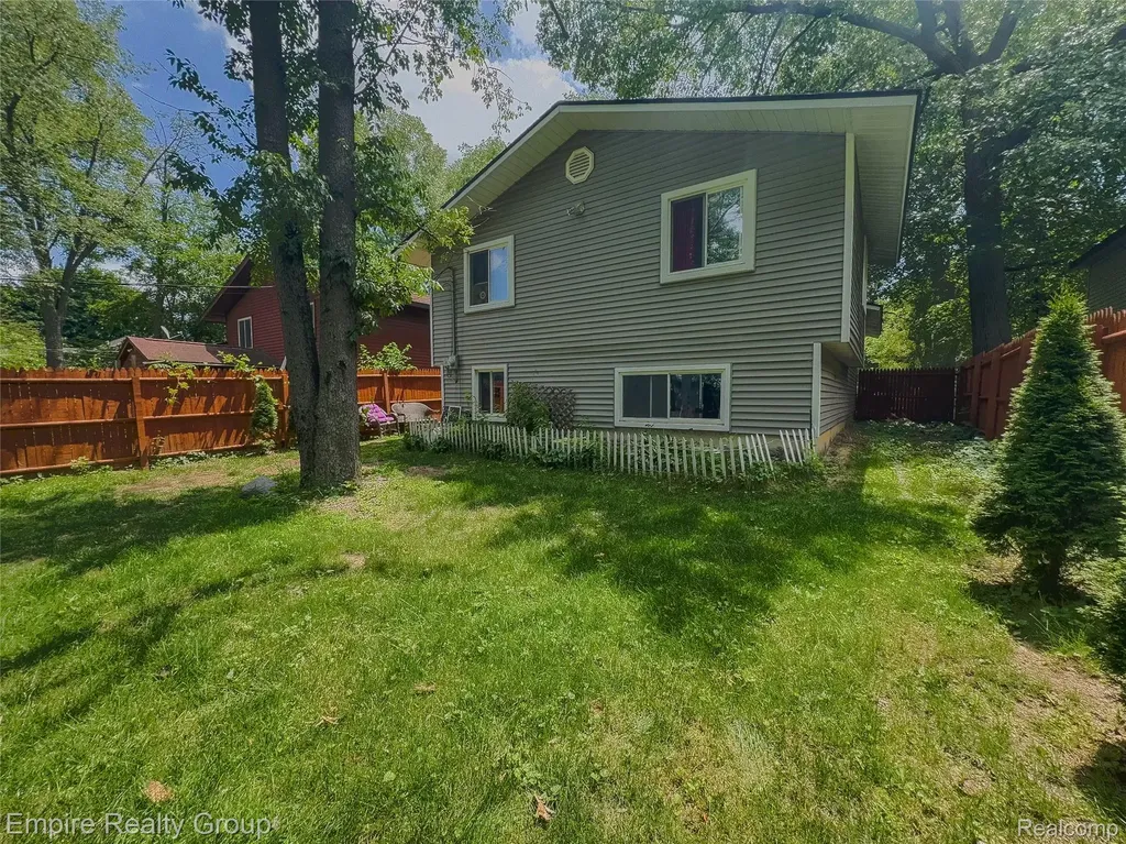 2716 Sinclair Avenue Waterford Charter Township MI 48328