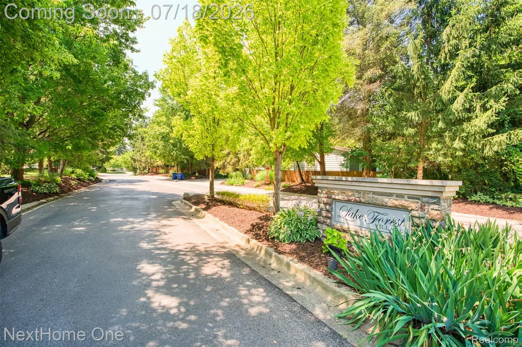 6496 Lake Meadow Drive Waterford Charter Township MI 48327