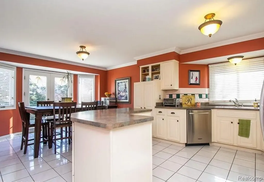 48428 Estera Drive Shelby Charter Township MI 48315