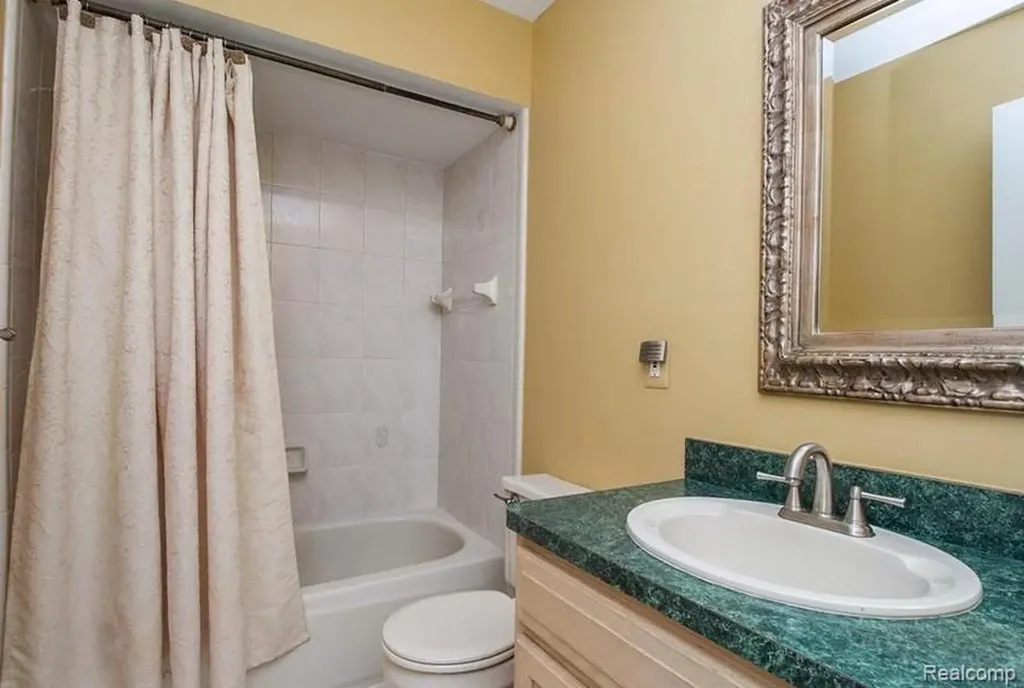 48428 Estera Drive Shelby Charter Township MI 48315