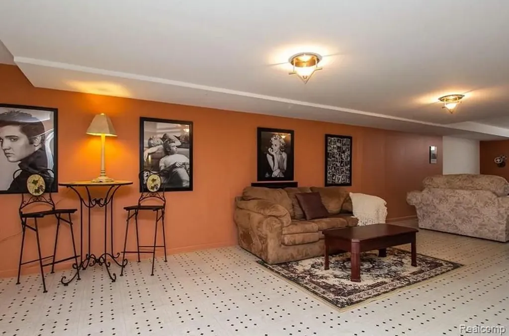 48428 Estera Drive Shelby Charter Township MI 48315