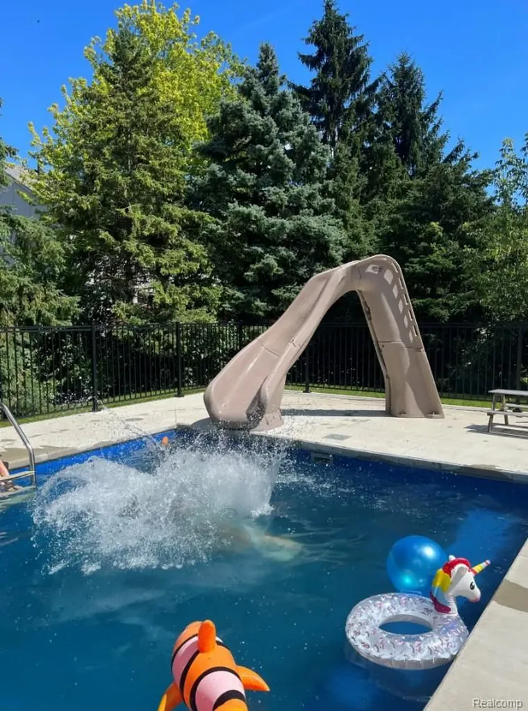 48428 Estera Drive Shelby Charter Township MI 48315