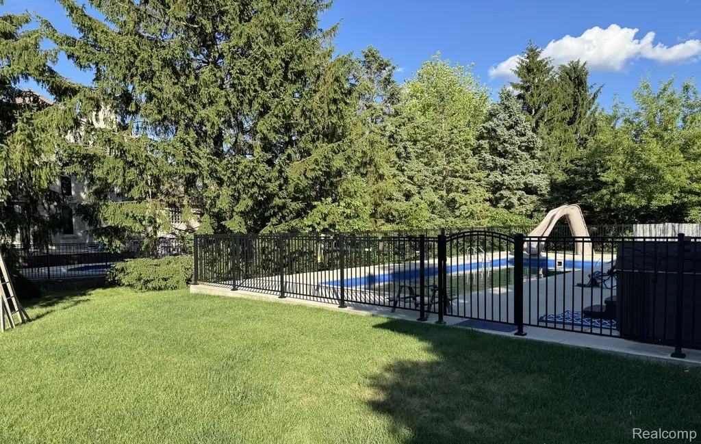 48428 Estera Drive Shelby Charter Township MI 48315