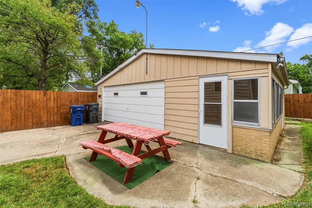 4722 Birchcrest Drive Flint City MI 48504