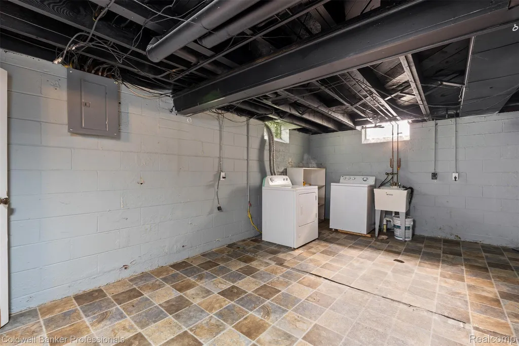 22101 Mauer Street St. Clair Shores City MI 48080