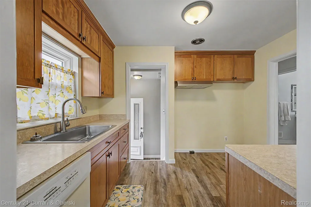6999 Fenton Street Dearborn Heights City MI 48127