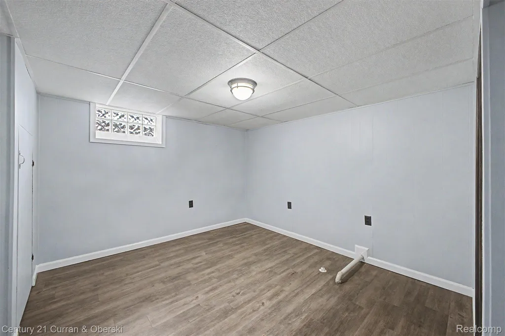 6999 Fenton Street Dearborn Heights City MI 48127