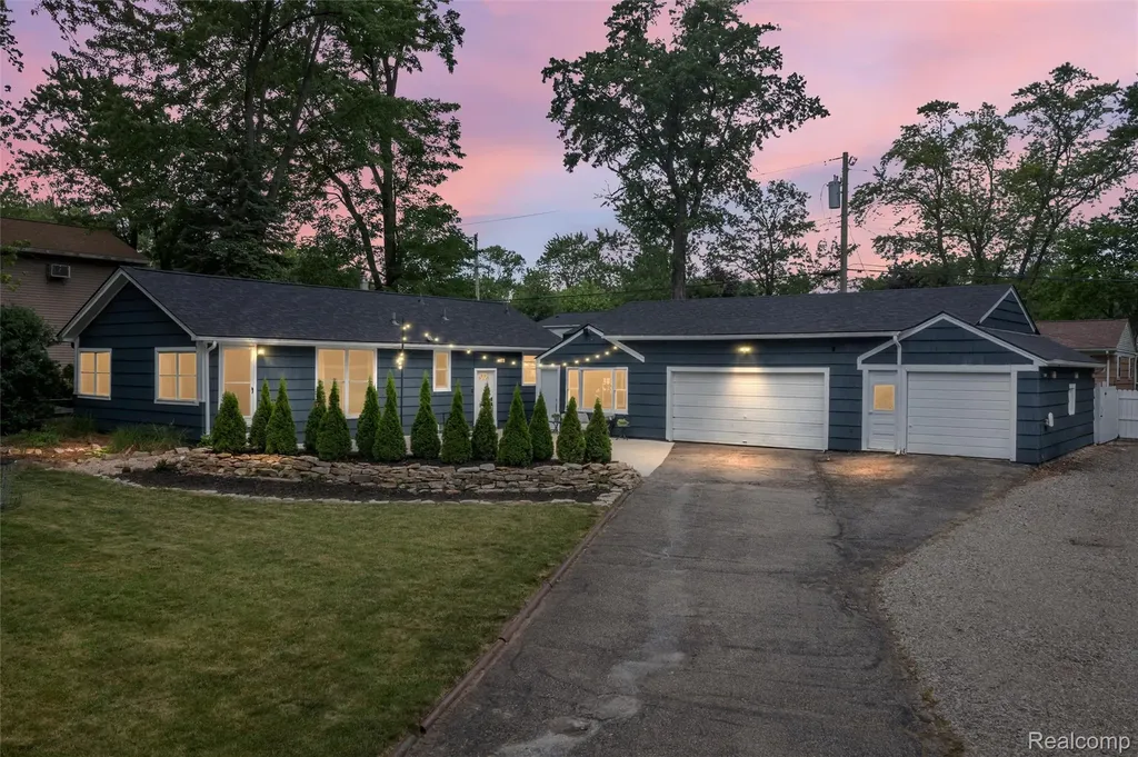 4174 Bunker Avenue West Bloomfield Charter Township MI 48323