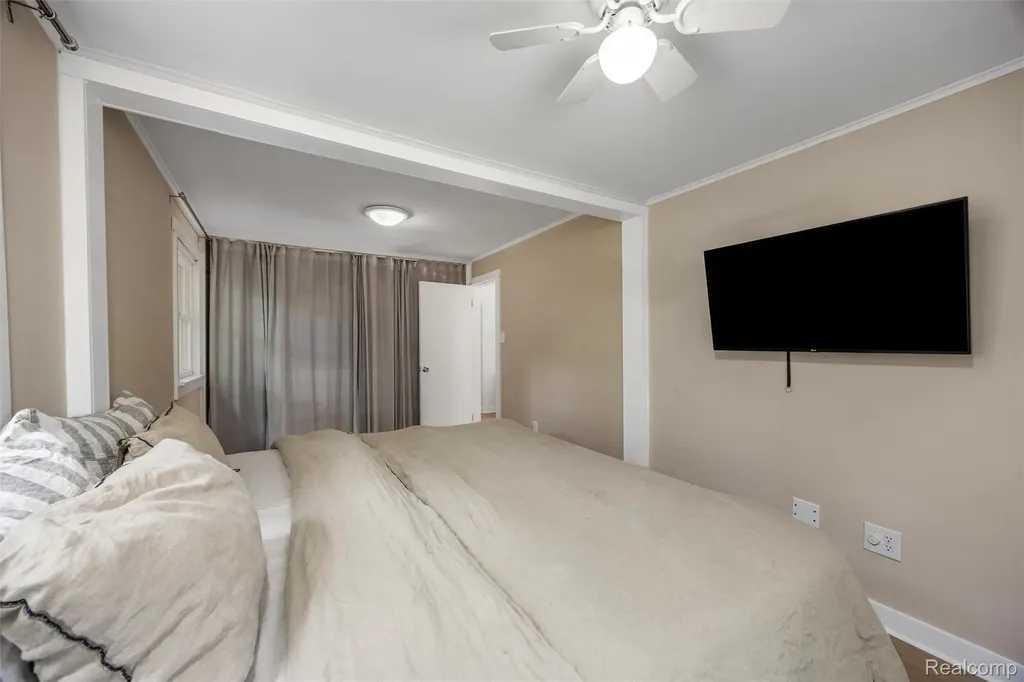 4174 Bunker Avenue West Bloomfield Charter Township MI 48323