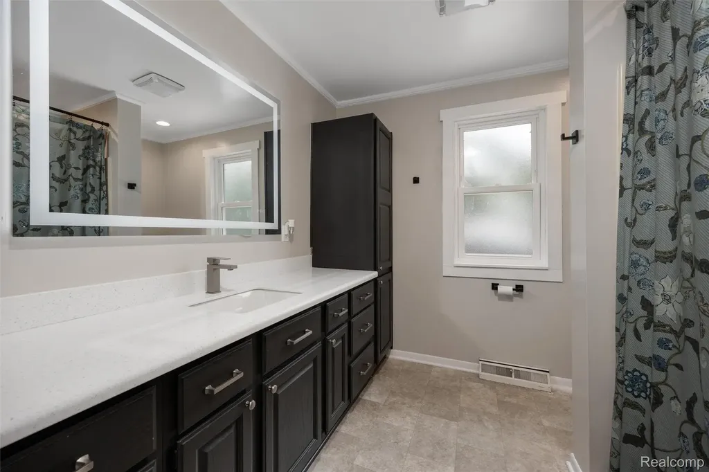 4174 Bunker Avenue West Bloomfield Charter Township MI 48323