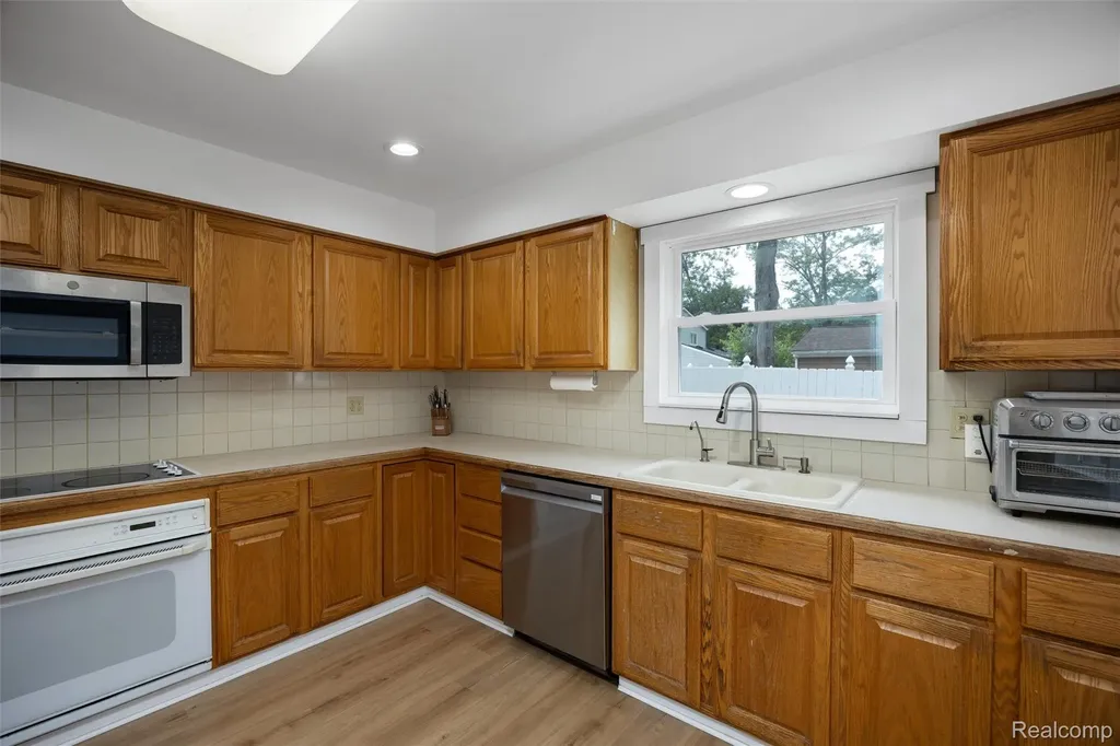 4174 Bunker Avenue West Bloomfield Charter Township MI 48323