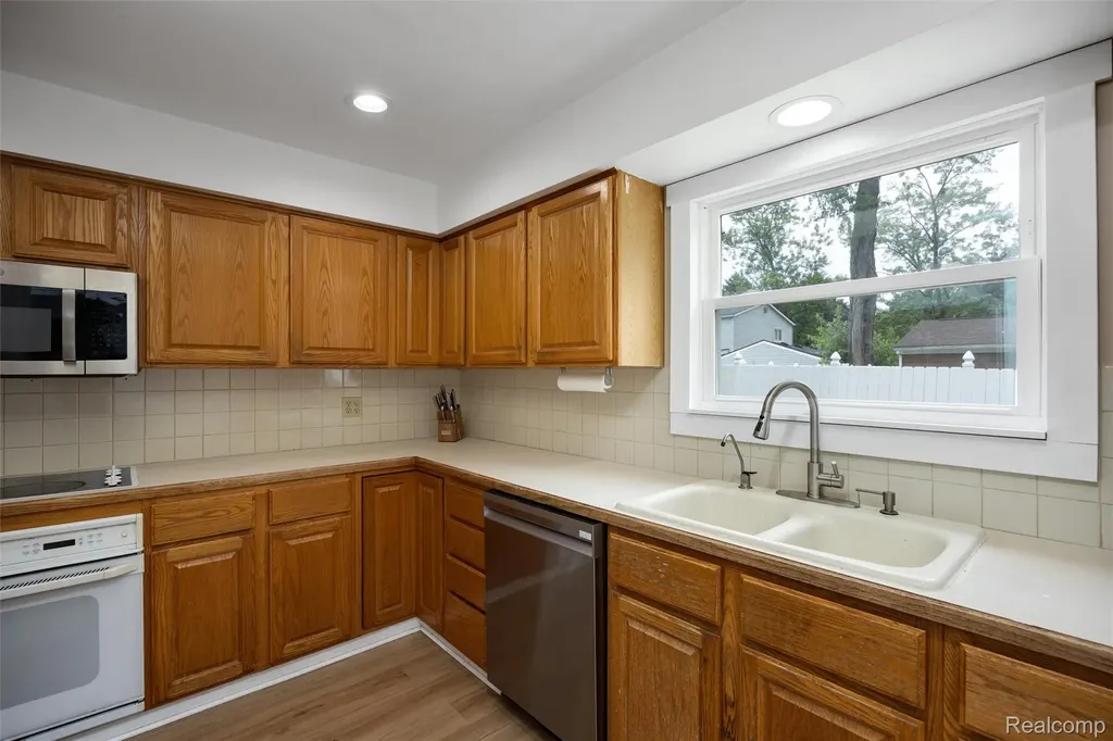 4174 Bunker Avenue West Bloomfield Charter Township MI 48323