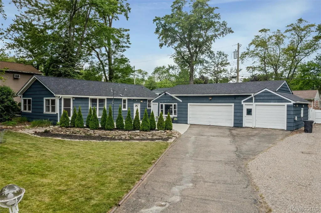 4174 Bunker Avenue West Bloomfield Charter Township MI 48323