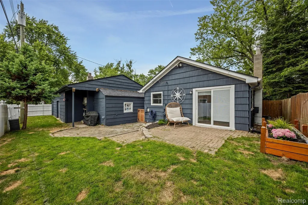4174 Bunker Avenue West Bloomfield Charter Township MI 48323