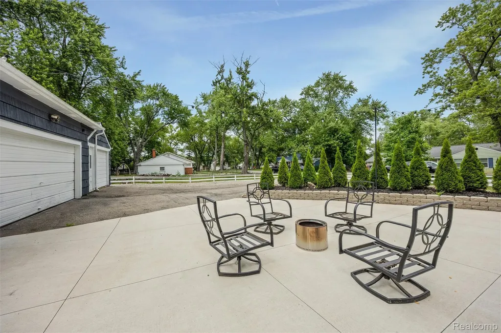 4174 Bunker Avenue West Bloomfield Charter Township MI 48323