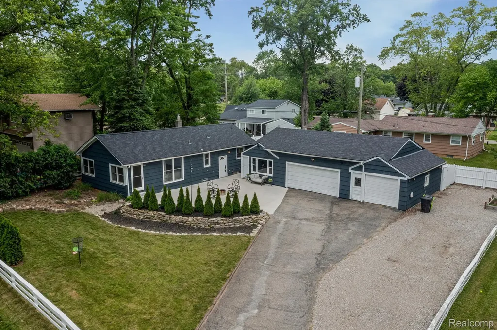 4174 Bunker Avenue West Bloomfield Charter Township MI 48323