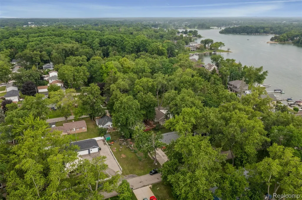4174 Bunker Avenue West Bloomfield Charter Township MI 48323