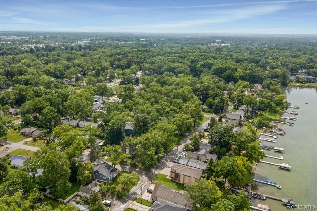 4174 Bunker Avenue West Bloomfield Charter Township MI 48323