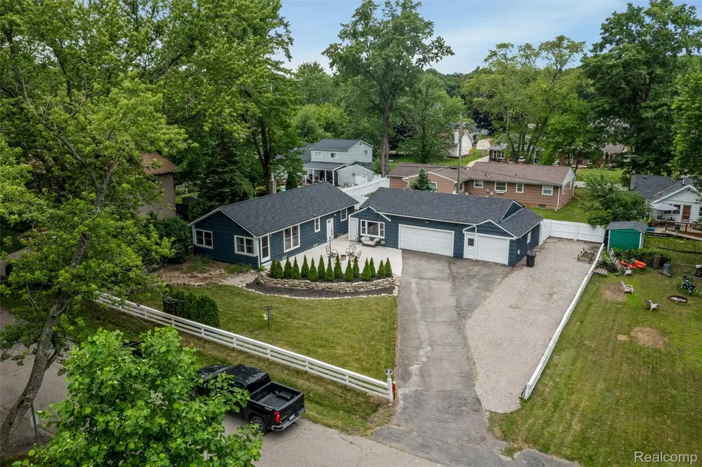 4174 Bunker Avenue West Bloomfield Charter Township MI 48323