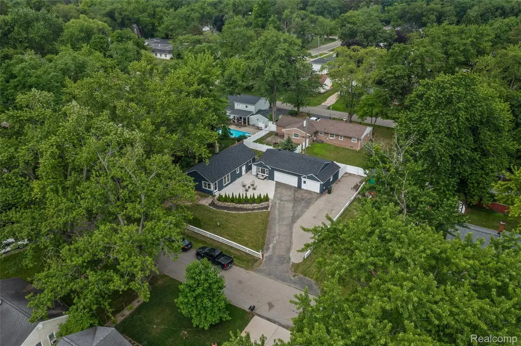 4174 Bunker Avenue West Bloomfield Charter Township MI 48323