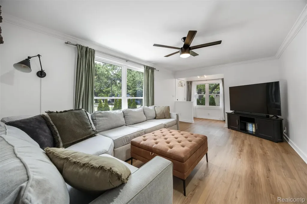 4174 Bunker Avenue West Bloomfield Charter Township MI 48323