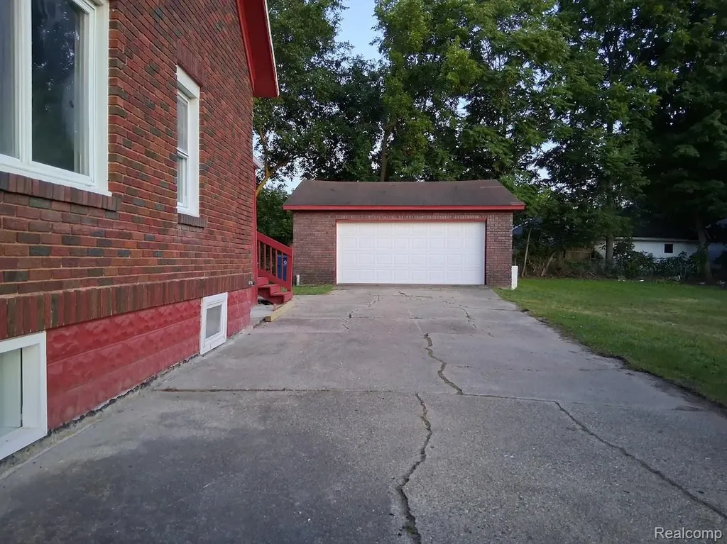 1292 Howard Street N Genesee Charter Township MI 48458