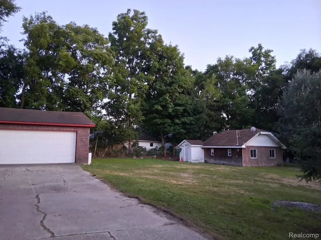 1292 Howard Street N Genesee Charter Township MI 48458