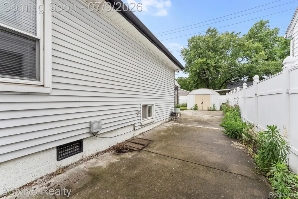 460 Manatee Avenue Hazel Park City MI 48030