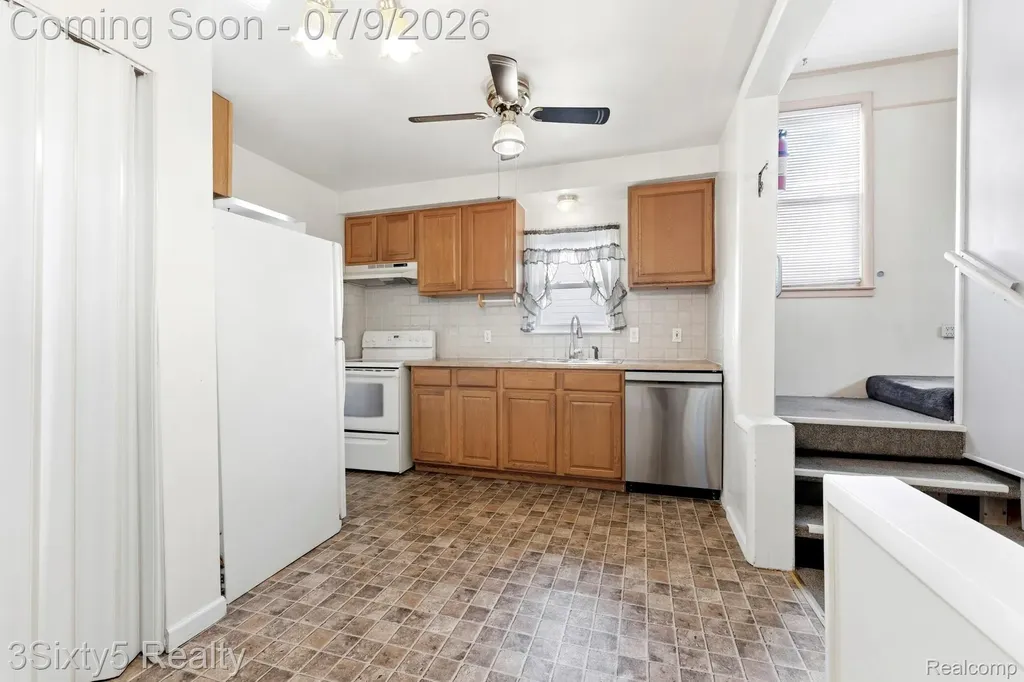 460 Manatee Avenue Hazel Park City MI 48030