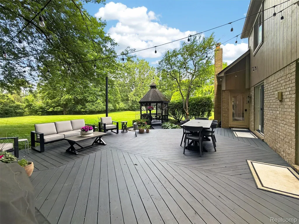 6713 Aurora Drive Troy City MI 48098