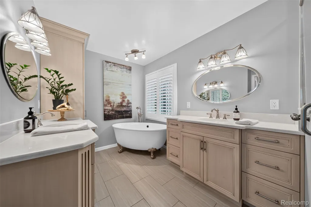 6713 Aurora Drive Troy City MI 48098
