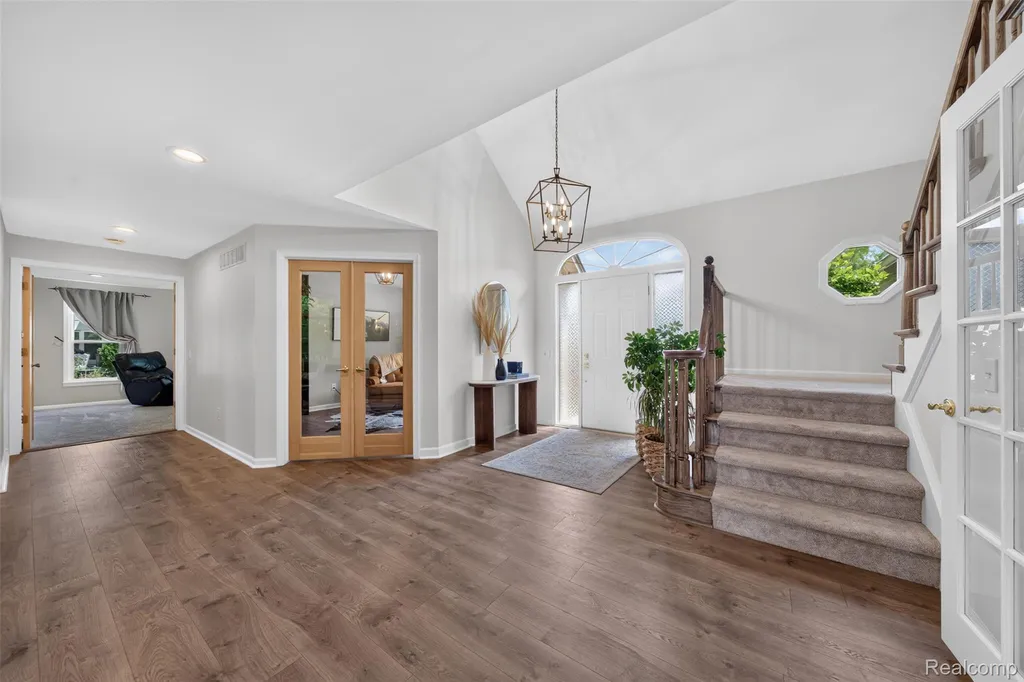 6713 Aurora Drive Troy City MI 48098