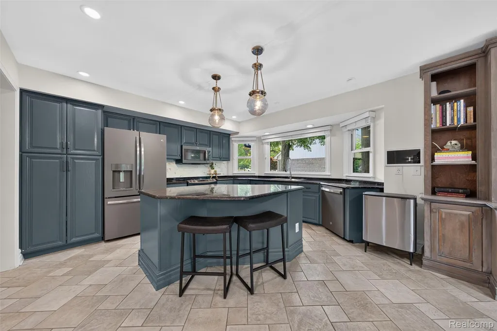 6713 Aurora Drive Troy City MI 48098