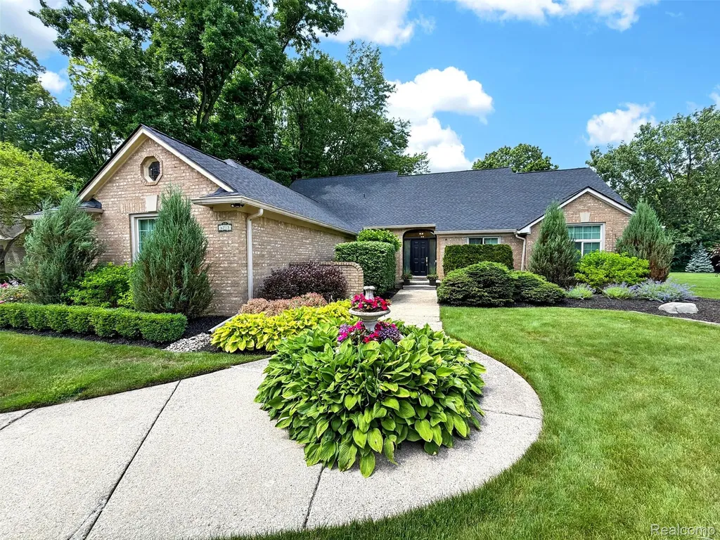 6713 Aurora Drive Troy City MI 48098