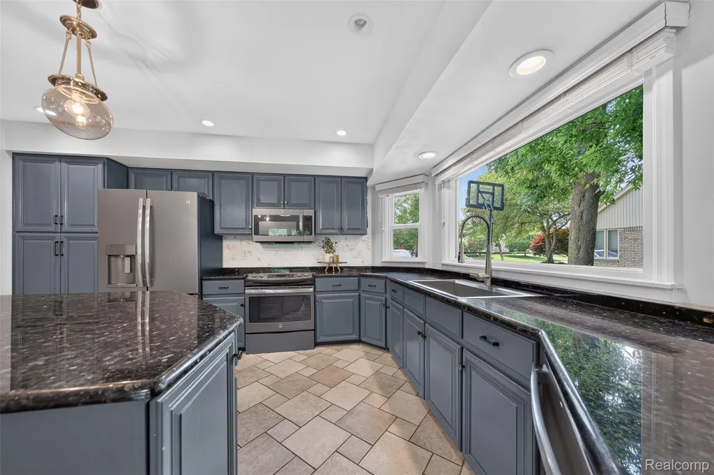 6713 Aurora Drive Troy City MI 48098