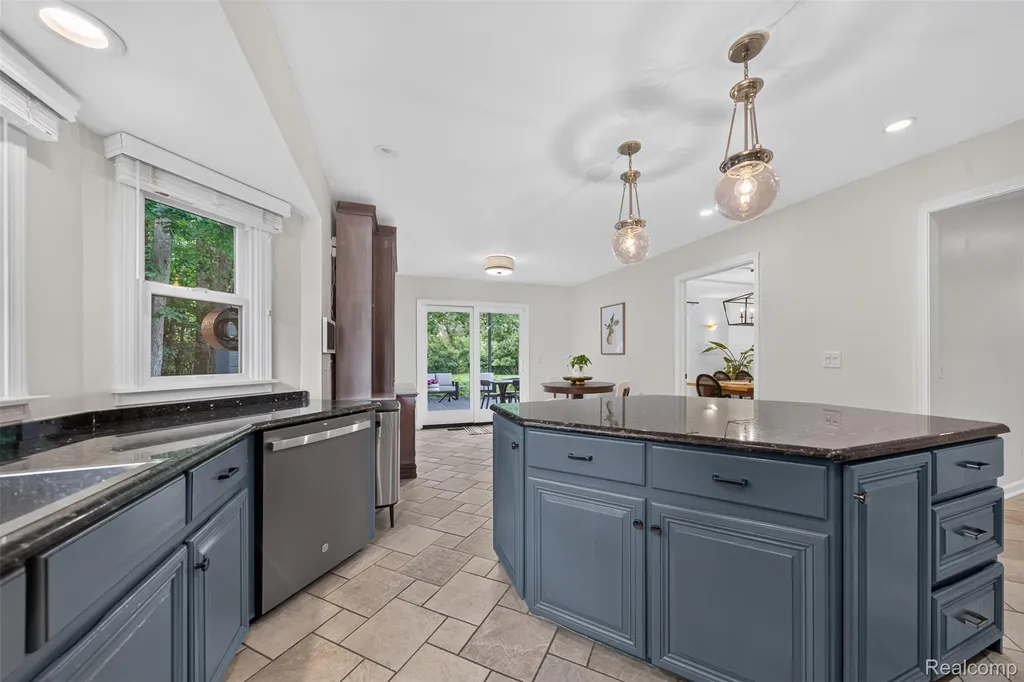 6713 Aurora Drive Troy City MI 48098