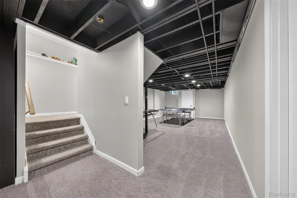 6713 Aurora Drive Troy City MI 48098
