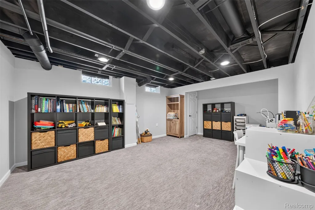 6713 Aurora Drive Troy City MI 48098