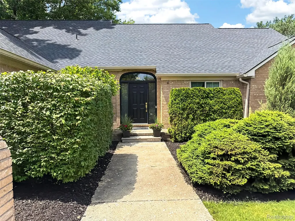6713 Aurora Drive Troy City MI 48098