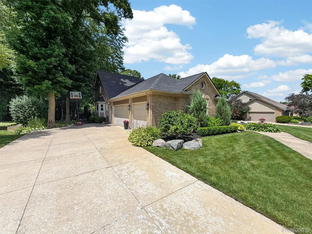 6713 Aurora Drive Troy City MI 48098