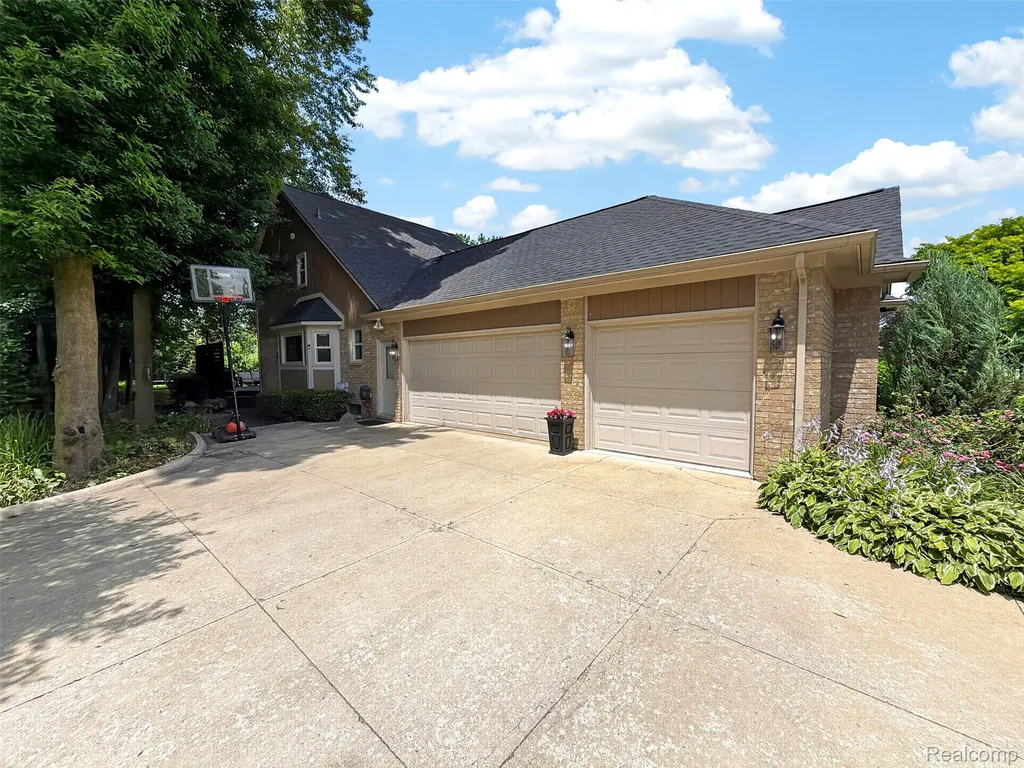 6713 Aurora Drive Troy City MI 48098
